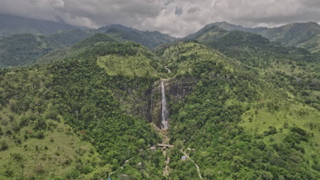 diyaluma sri lanka aerial v4 sobrevuelo verdes valles que capturan el impresionante paisaje de épicos acantilados cae dentro de exuberantes bosques de la selva en medio de montañas onduladas - filmado con mavic 3 cine - abril 2023