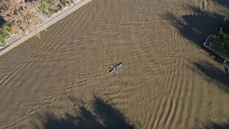 Abenteuerlustige,-Die-Tagsüber-Auf-Einem-Einzigen-Langboot-Auf-Dem-Wasser-Des-Flusses-Tigre-Rudern