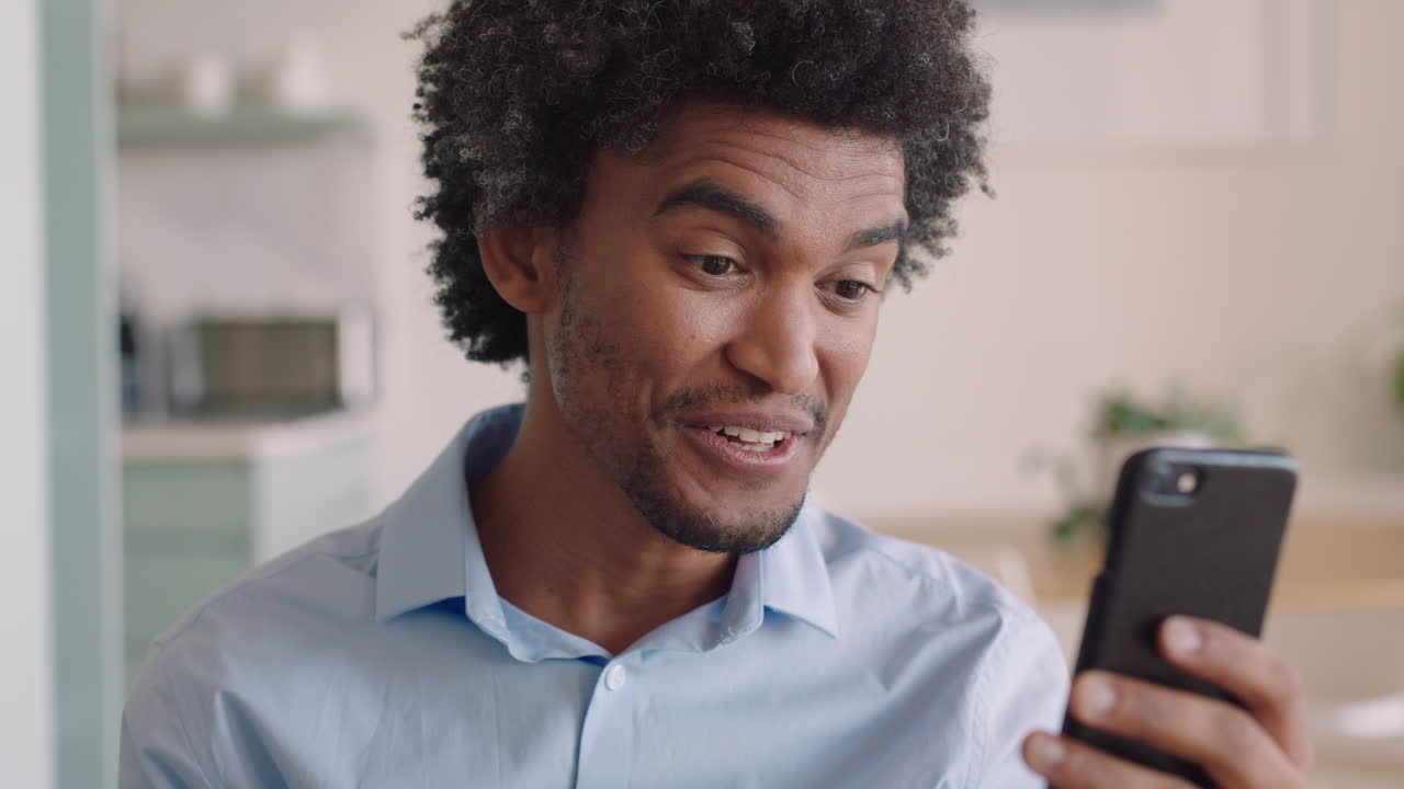 joven feliz hablando por video usando un teléfono inteligente saludando a su bebé sonriendo padre disfrutando de hablar por teléfono móvil en casa