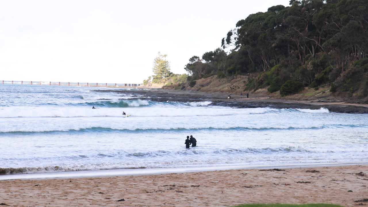 로른 해변 에서 파도 를 즐기는 서퍼 들