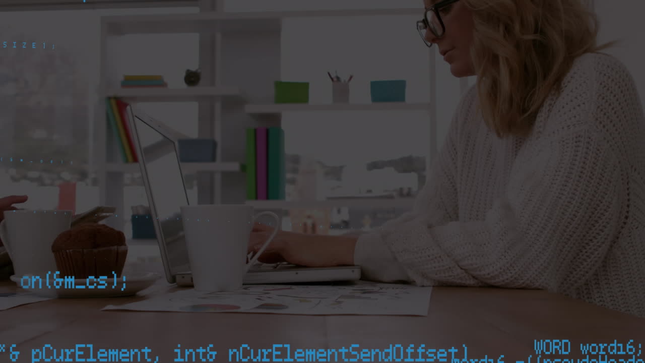 animación de lenguaje de computadora azul sobre mujer caucásica trabajando en una computadora portátil en la oficina