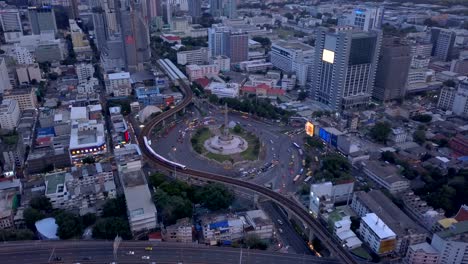 vista aérea en el monumento a la victoria en bangkok, tailandia