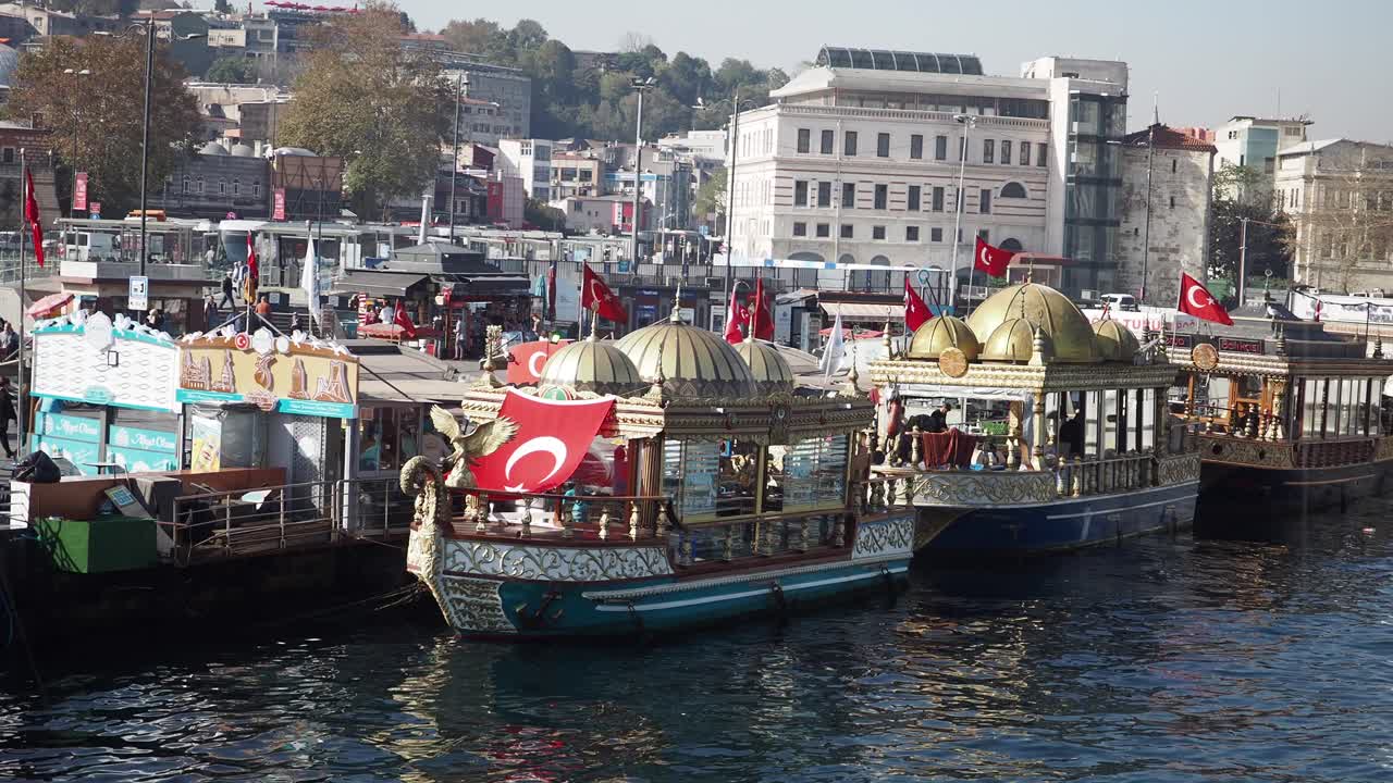 una fila de barcos atracados en estambul, turquía