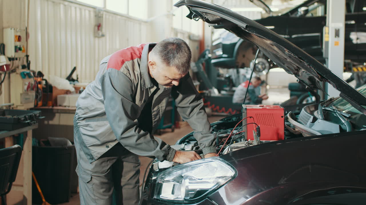 mecánico de automóviles trabajando en un vehículo en un garaje