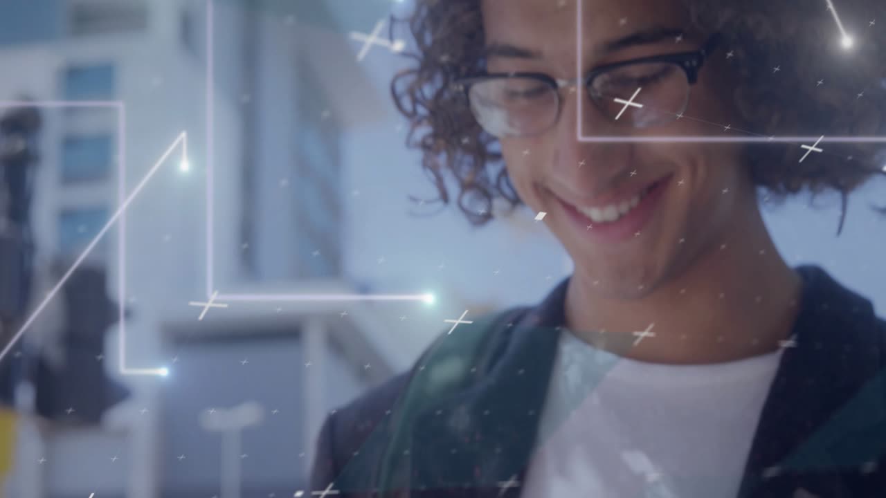 Studente che tocca il telefono controllando la posta, avviando sovrapposizioni tecnologiche mentre la telecamera si alza rivelando un sorriso.