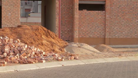 Teil-Der-Baustelle-Für-Ein-Neues-Haus-Mit-Laufenden-Ziegel--Und-Sandarbeiten