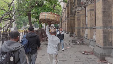 Menschen,-Die-Am-CSMT-Bahnhof-In-Mumbai,-Indien,-Vorbeigehen