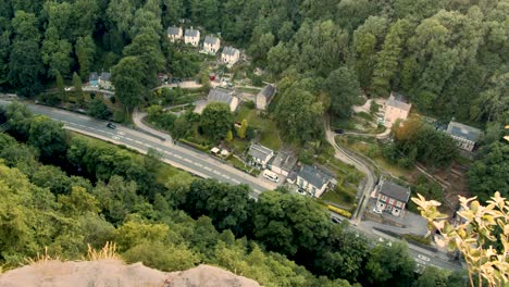 vista de arriba hacia abajo de los autos que viajan en una pequeña carretera a través de un pueblo en derbyshire