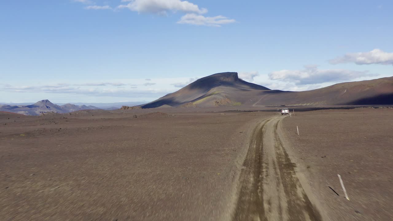 conducción de automóviles todoterreno en un camino de tierra hacia el volcán helka en el sur de islandia