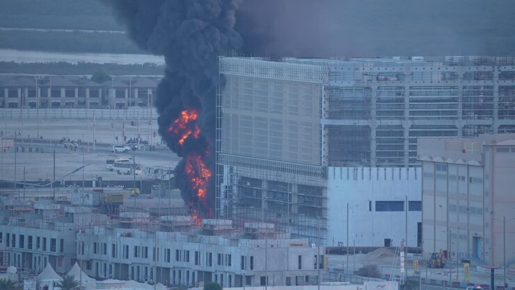 Uma filmagem dramática captura uma imensa coluna de fumaça preta e chamas em um incêndio em um canteiro de obras industrial