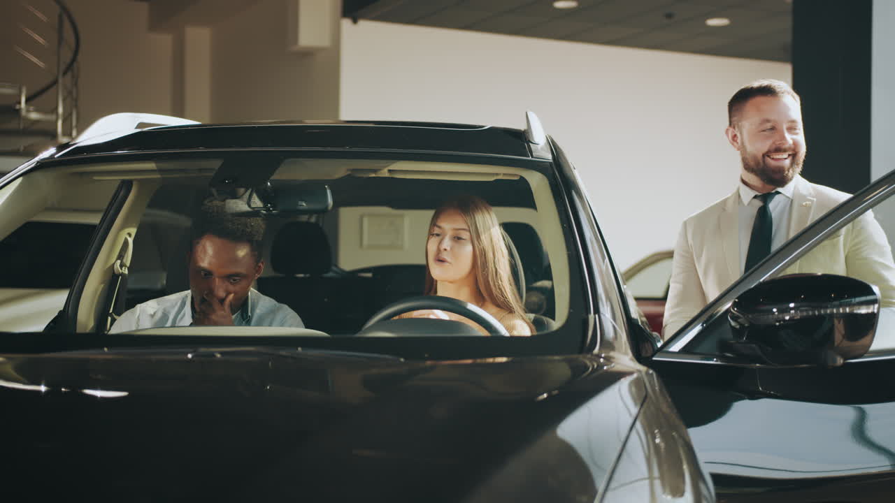 cliente de prueba conduciendo un automóvil en un concesionario