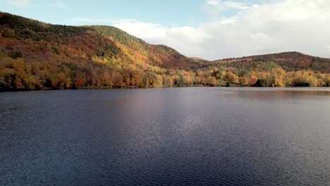 Empuje-Aéreo-Hacia-El-Color-Del-Otoño-Sobre-El-Lago-En-Otoño-En-Vermont