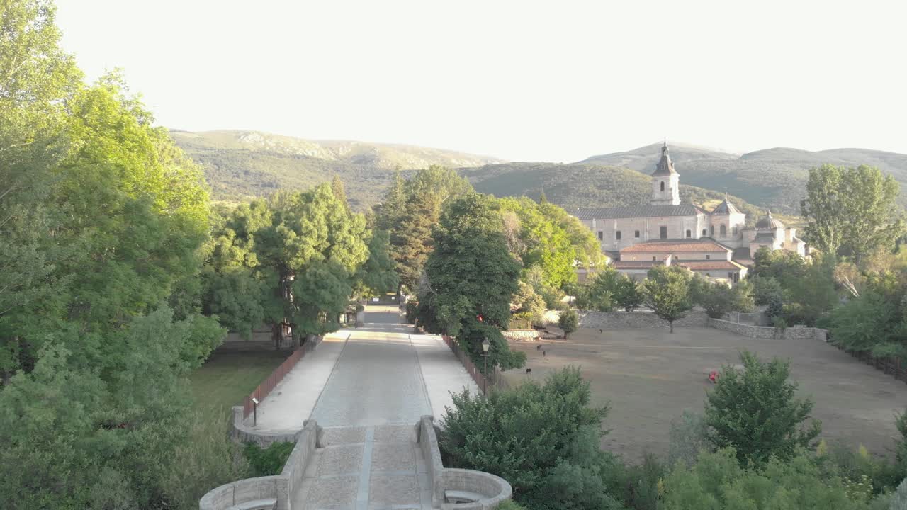 vista de avión no tripulado el monasterio de paular rascafría imágenes aéreas arquitectura histórica paisaje monasterio