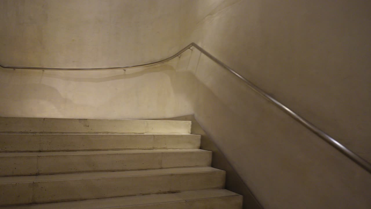 Mouvement sur l'escalier en colimaçon. Prise de vue en mouvement