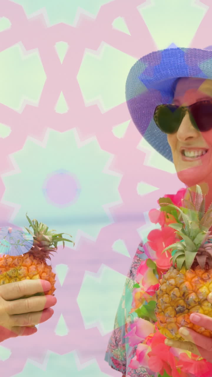 술을 마시는 행복한 고위 백인 부부 위의 모양의 애니메이션