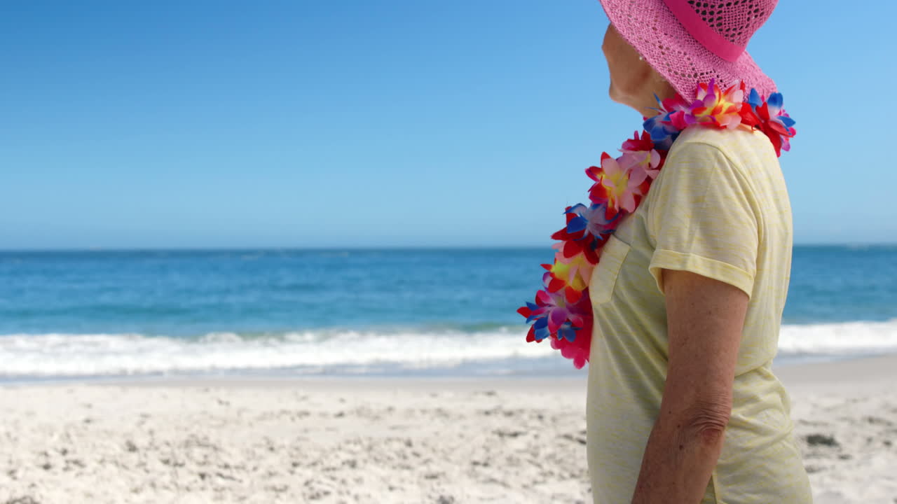 una mujer mayor mirando a la playa.