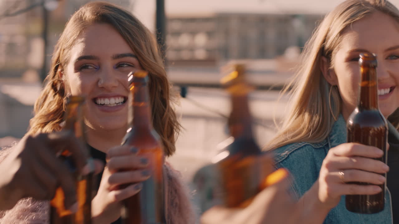 grupo feliz de amigos celebrando fiesta en la azotea haciendo brindis bebiendo alcohol disfrutando de la celebración de la reunión el fin de semana reunión social