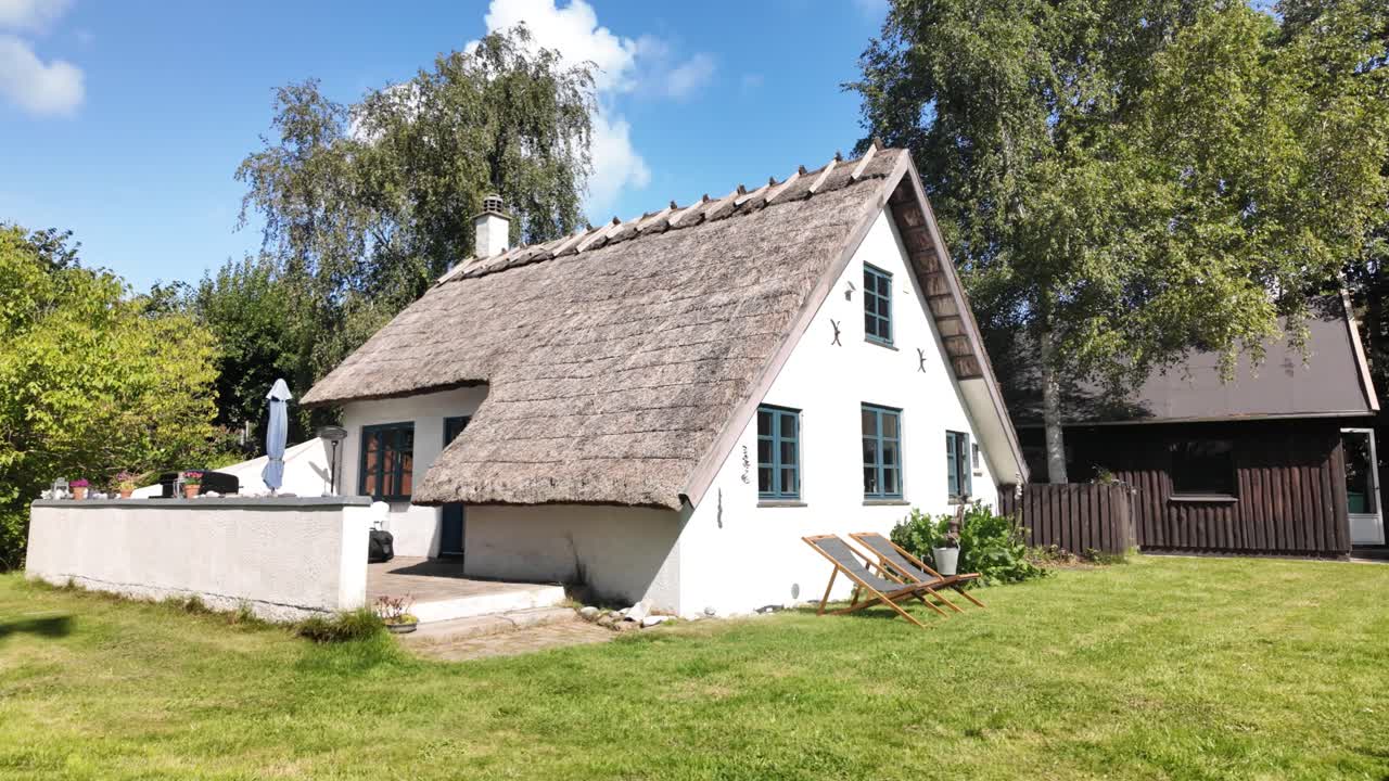 Klassisk og rustik arkitektur i et sommerhus på landet i Danmark