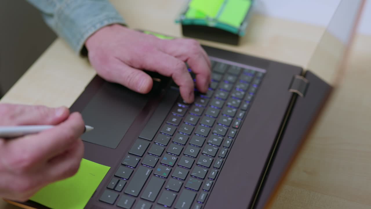una vista de cerca de un hombre escribiendo en el teclado de la computadora. suecia.