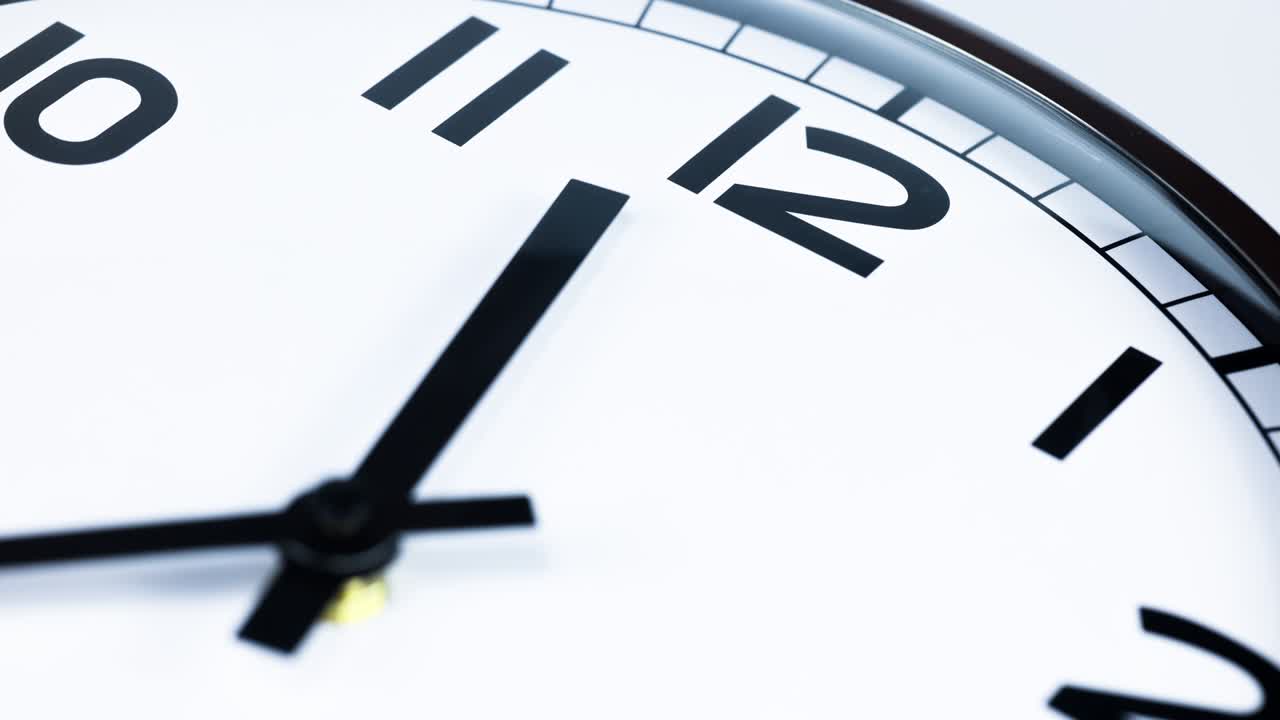 el lapso de tiempo en un reloj de pared analógico, 4 horas alrededor del mediodía.