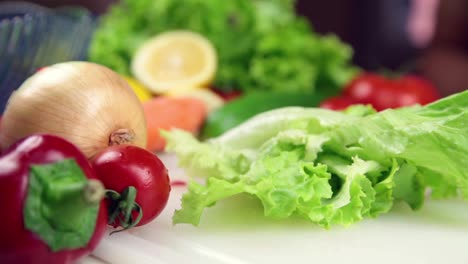 hombre haciendo ensalada en la cocina 7