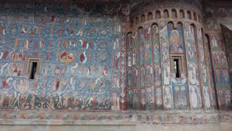 frescos en el exterior de la iglesia del monasterio de voronet en rumania