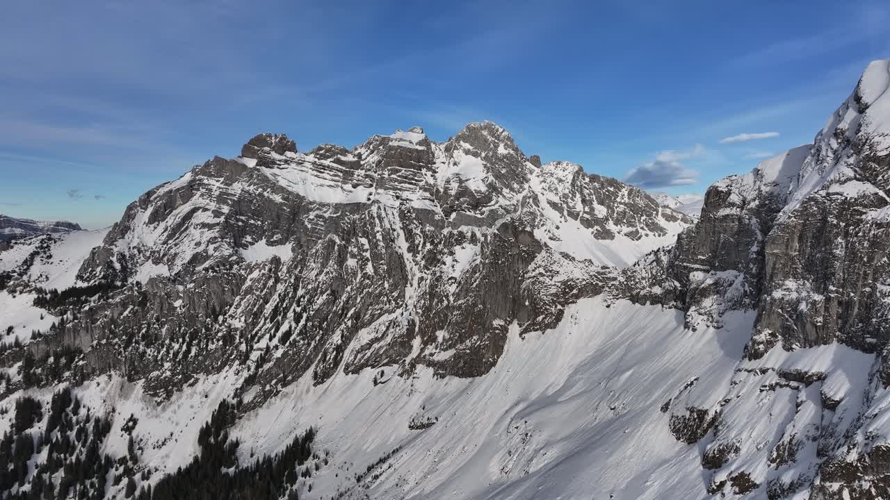 İsviçre, Glarus Kantonu'ndaki karla kaplı zirvelerin havadan görünümü.