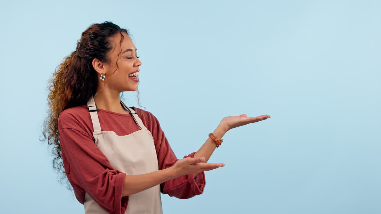 mujer feliz, barista o camarera gesto de la palma