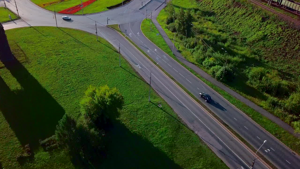 차량 이 있는 도시 거리 와 도로 의 공중 사진