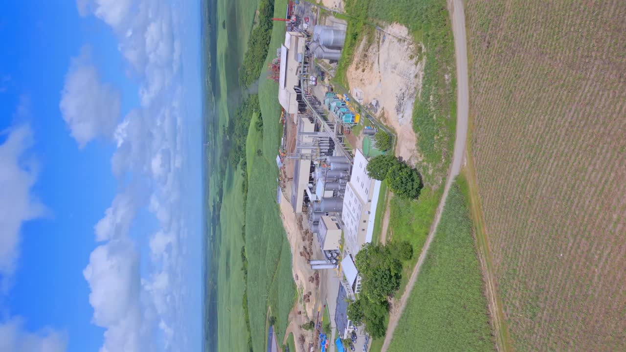 도미니카 공화국의 농장으로 둘러싸인 유명한 바르셀로 럼 공장 주변의 드론 수직 궤도