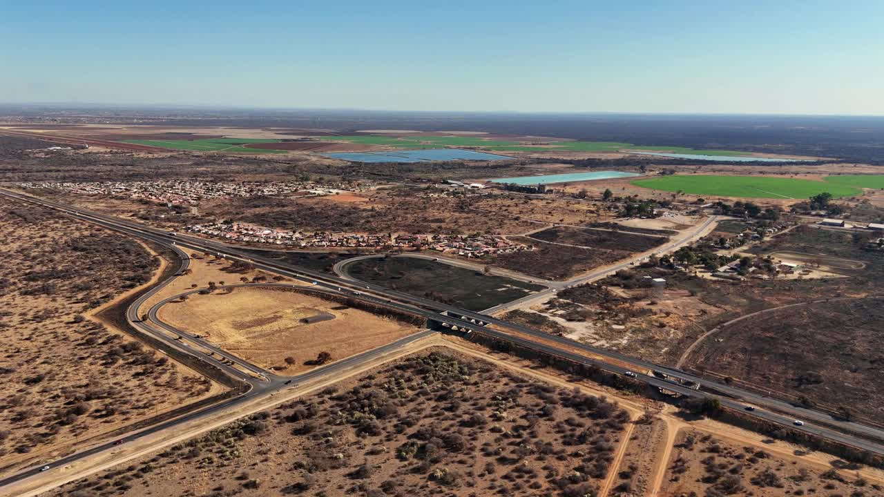 드론으로 촬영된 남아프리카 공화국의 농촌 마을, 울창한 농경지, 경치 좋은 시골, 인근 고속도로, 활기찬 시골 생활을 보여줍니다.