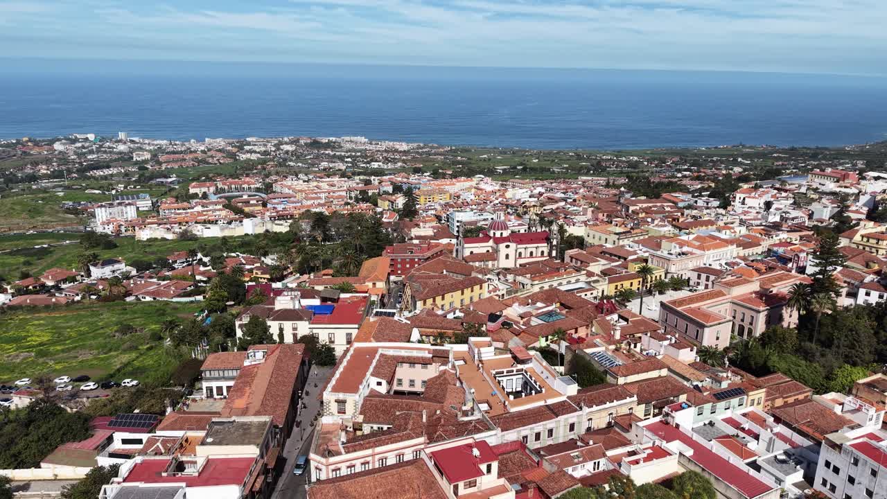 Centro città di La Orotava, Tenerife, Spagna. Ripresa aerea panoramica con drone.