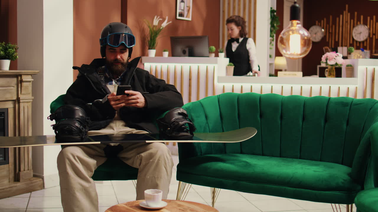 스키 를 타기 전 에 문자 메시지 를 보내는 여행자