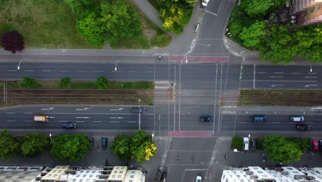 los ciclistas son seguidos automóviles conducen peatones caminan más tranquilos vista aérea vuelo drone cámara apuntando hacia abajo imágenes de berlín prenzlauer berg allee verano 2022