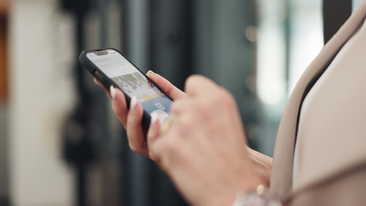 teléfonos inteligentes, redes sociales y desplazamiento de mujeres en línea