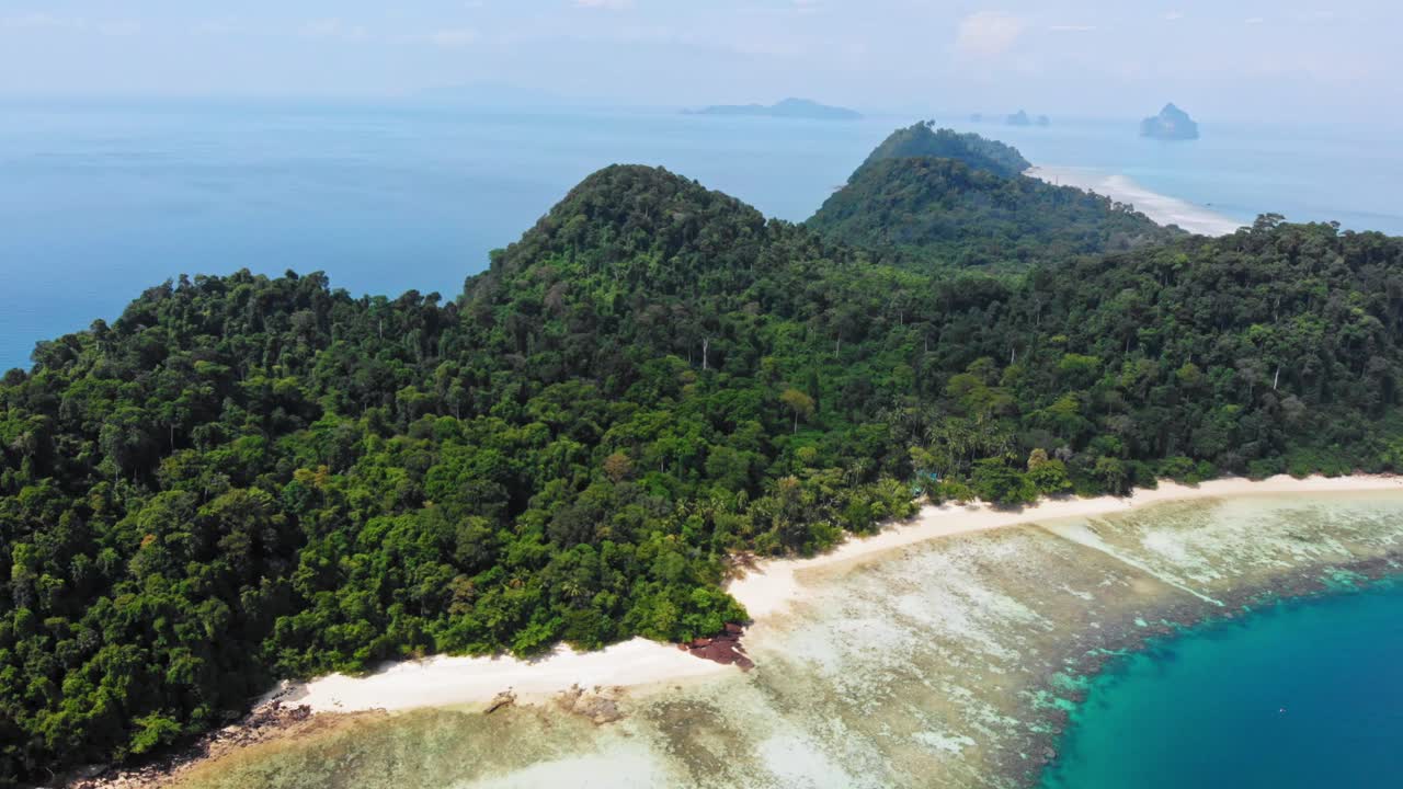 toma aérea de colinas verdes en una isla tropical en el mar de andaman en tailandia - koh kradan