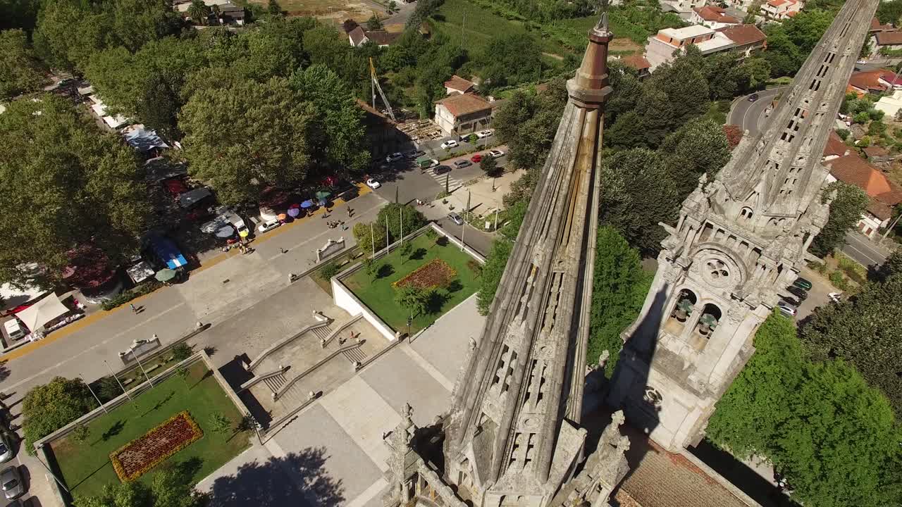 vista superior de la iglesia de la torre católica