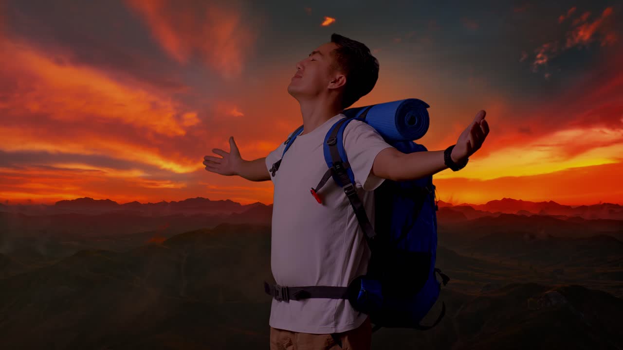 feliz viajero en las montañas al amanecer