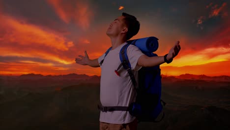 feliz viajero en las montañas al amanecer