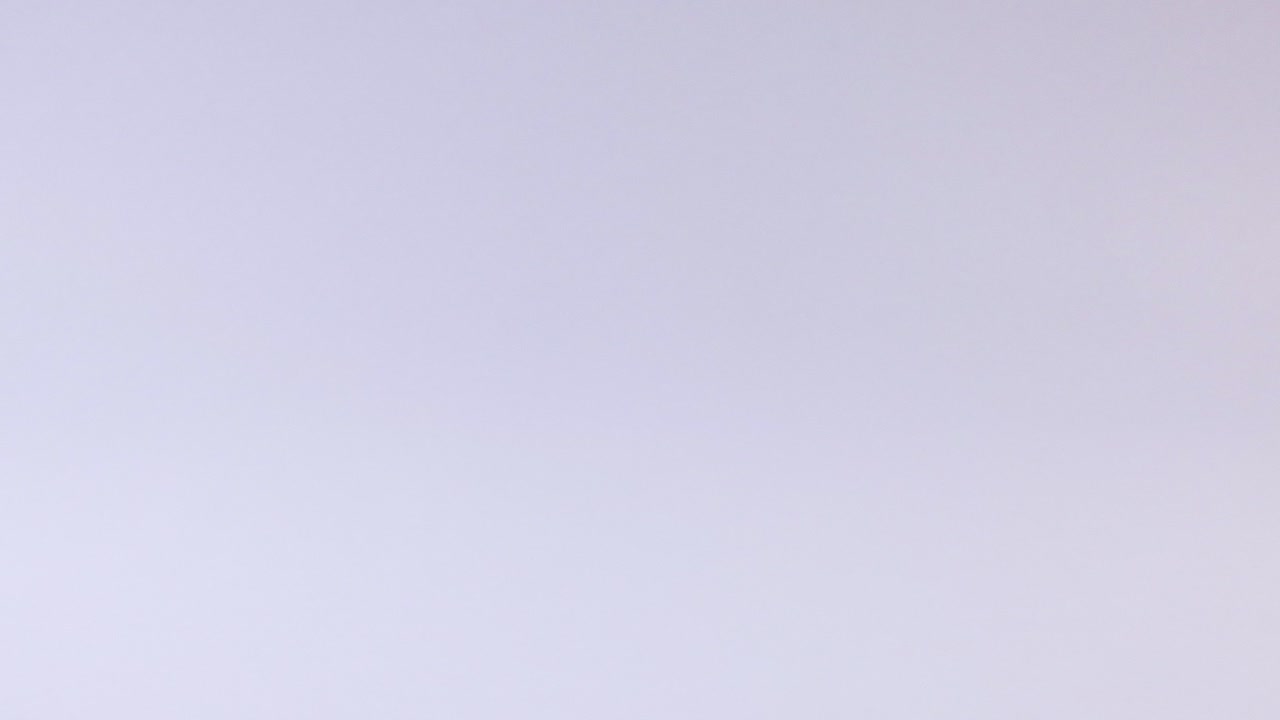 pelota de tenis rodando a través de una superficie lisa