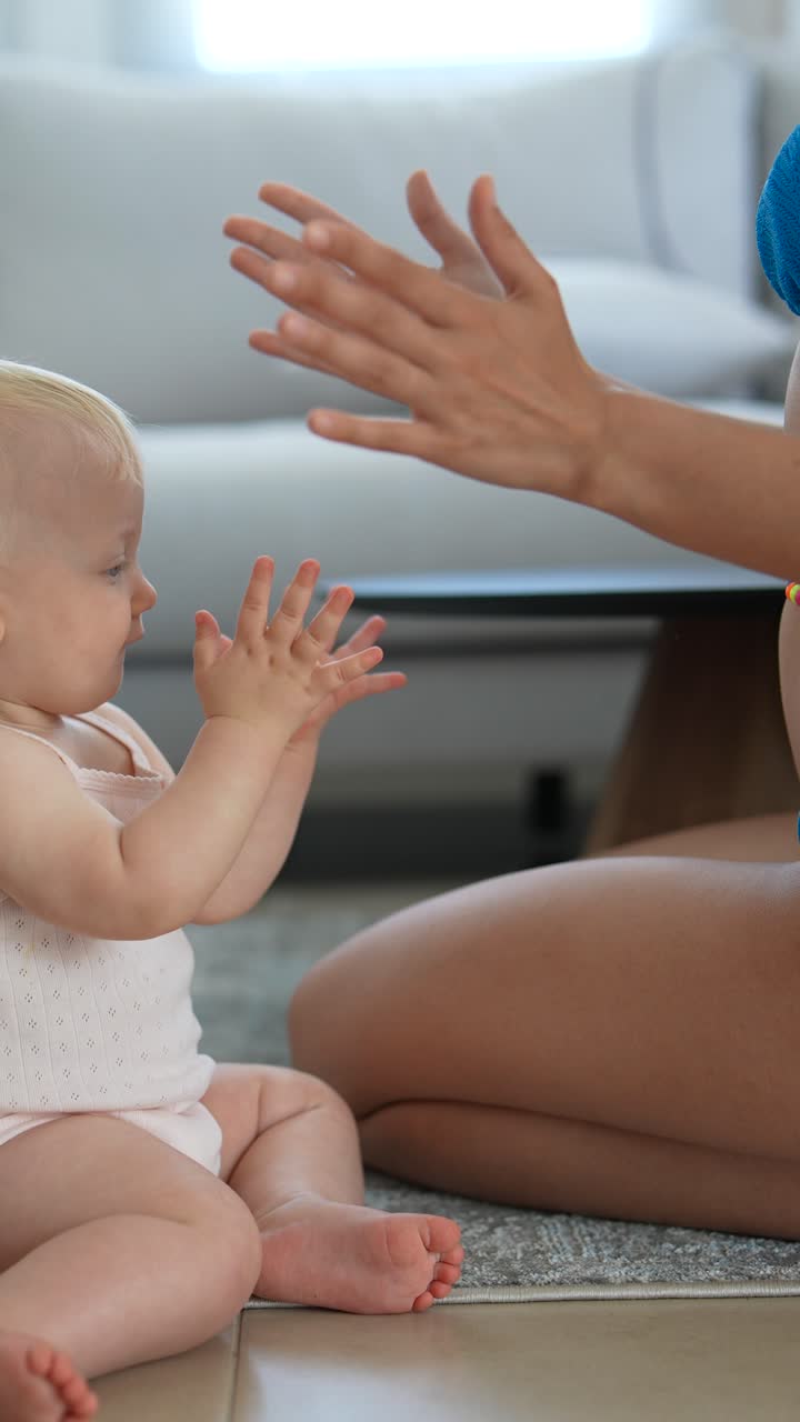 부모 와 함께 손을 박는 아기