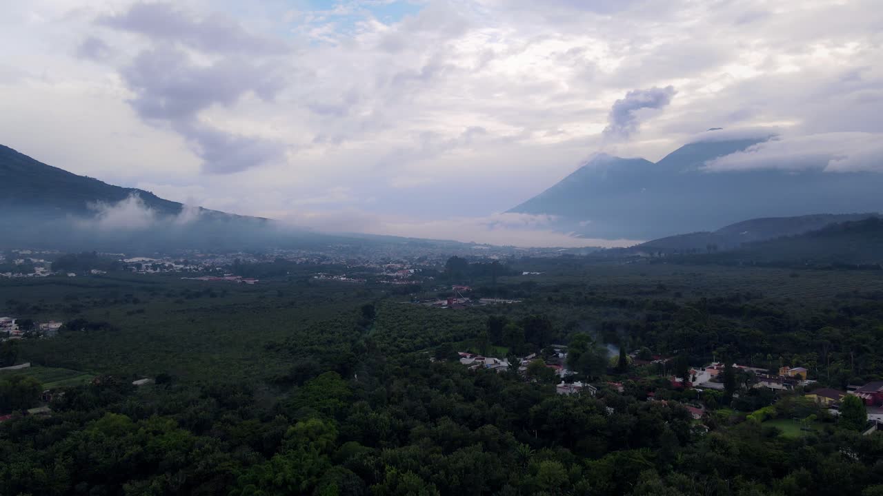4K luftfoto af den majestætiske vulkan i Antigua, Guatemala, på en diset dag