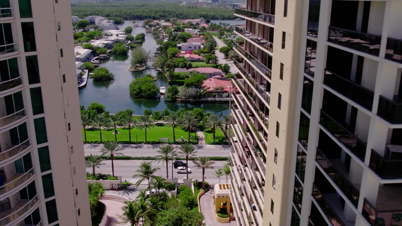 두 개의 고층 건물 사이를 비행하는 드론 영상