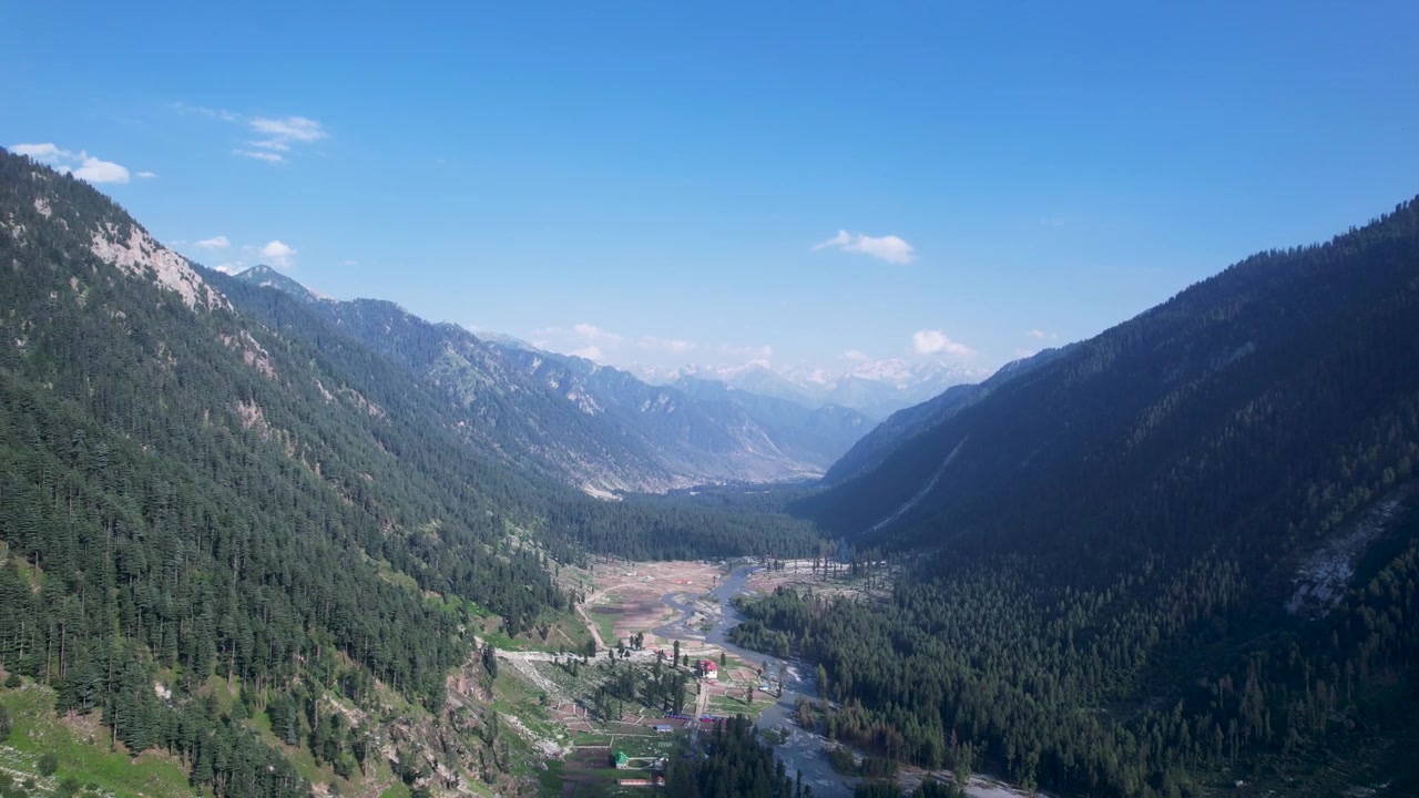 Weites Gebirgstal mit dichten Wäldern und einem gewundenen Fluss in Khyber Pakhtunkhwa, Pakistan