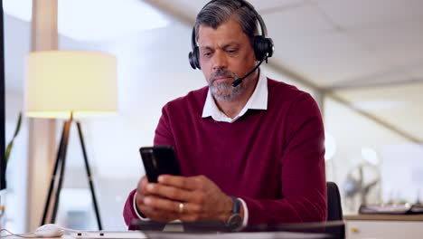 Navegación,-Centro-De-Llamadas-Y-Un-Hombre-Con-Un-Teléfono