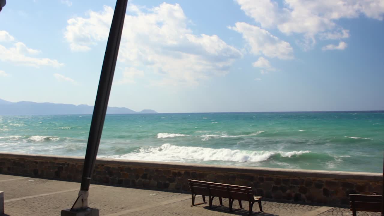 그리스 헤라클리온의 옛 항구에서 본 바다의 바람이 부는 파도