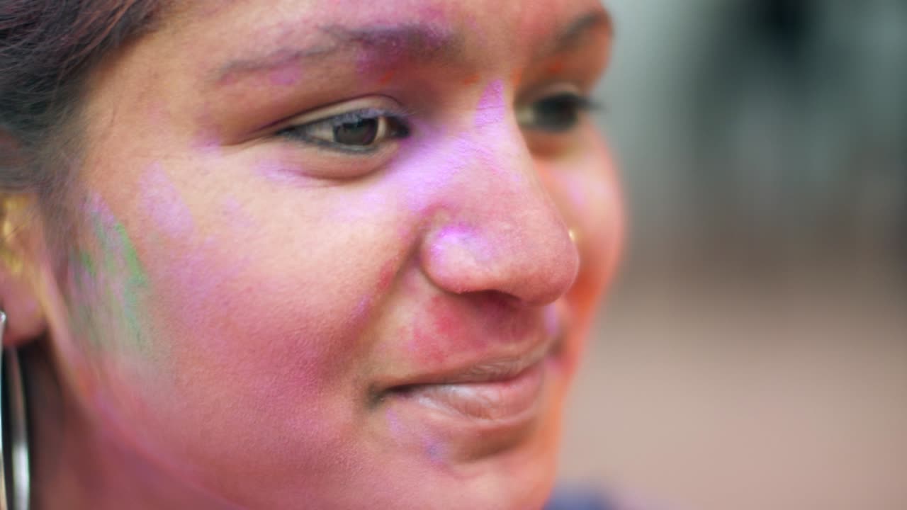 mujeres indias de primer plano de la cara manchada con colores brillantes de holi