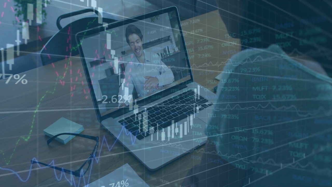 animazione di interfaccia infografica su driver donna che discute con l'uomo su video call su laptop