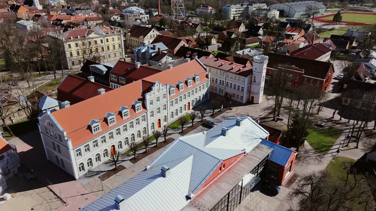 Prospettiva aerea, scuola d'arte ed eleganti edifici storici a Kuldiga