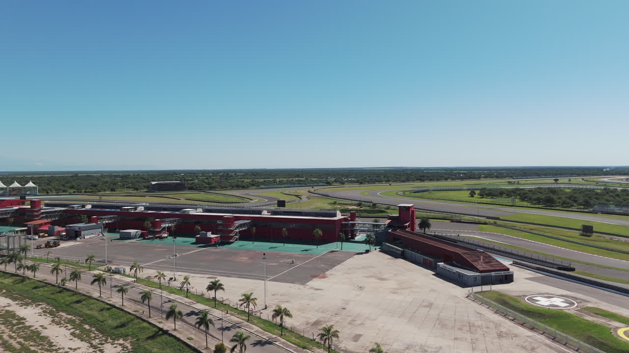 una impresionante vista aérea captura el circuito internacional de termas de río hondo, ubicado en santiago del estero, argentina